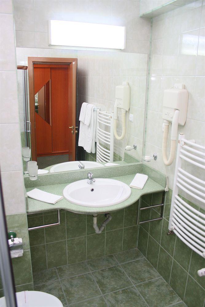 Hotel Sir Orhideea Bucureşti Exterior foto